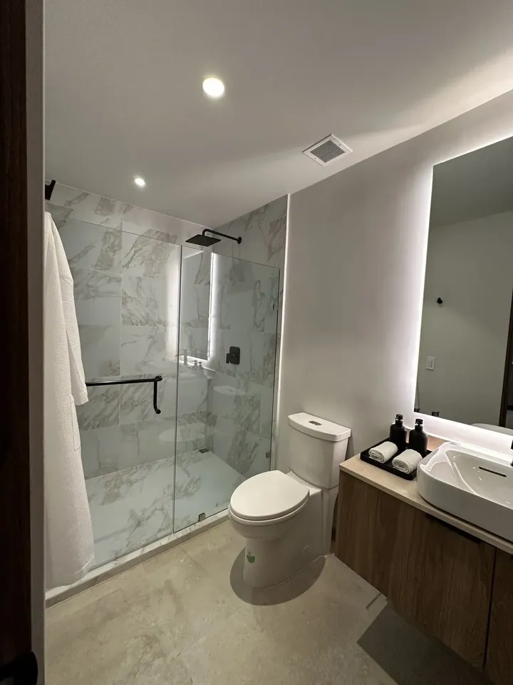 The Wavve Condominium Tower Condominium For Sale Picture 10